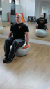 Biceps Halteres Simétrico Com Bola - Execução